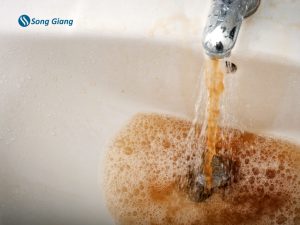 Nước sinh hoạt bị nhiễm sắt, nên xử lý ra sao?